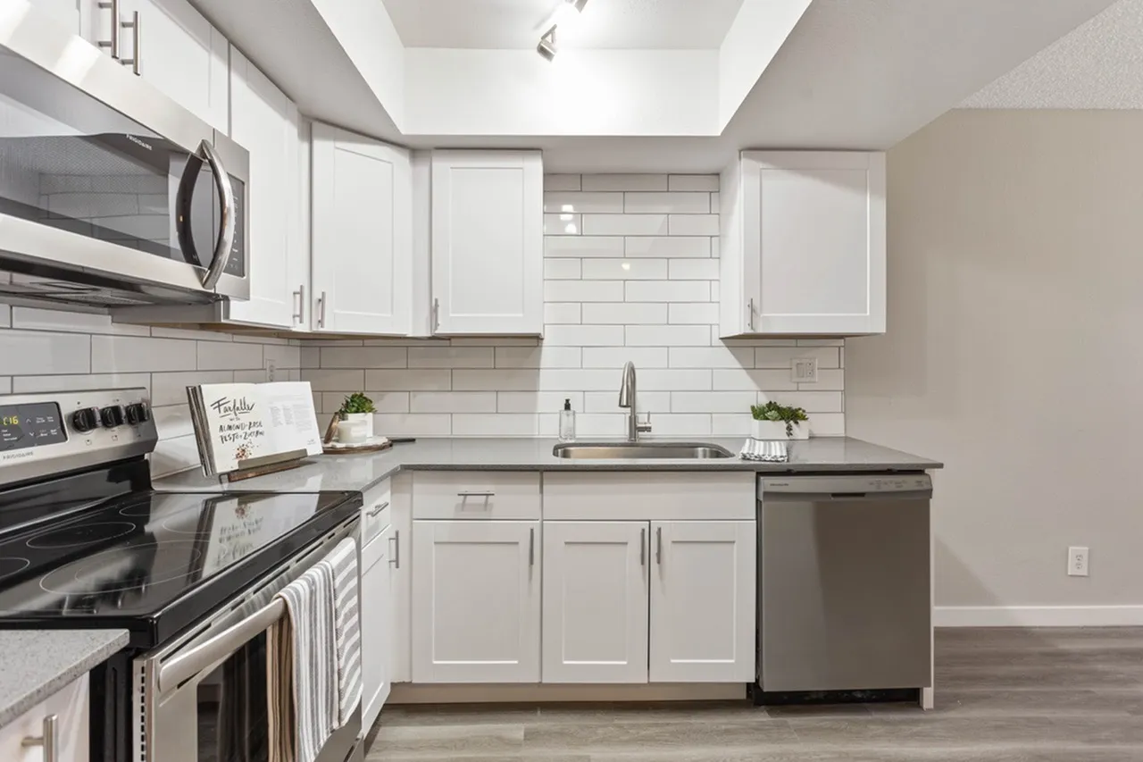 Kitchen, white shaker cabinetry, subway tile backsplash, stainless appliances, quartz countertops