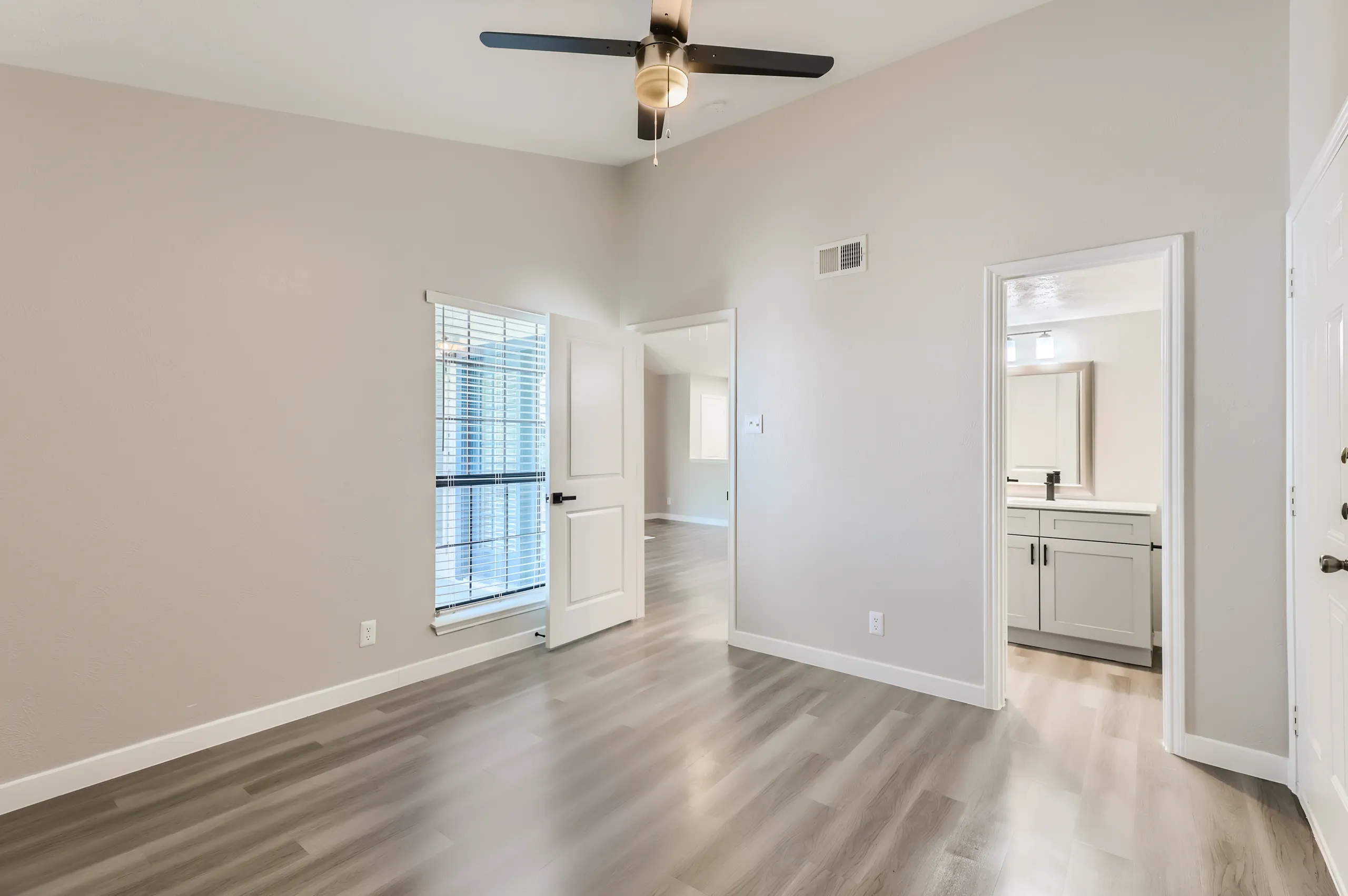 Bedroom with walk-in closet and en-suite bathroom access