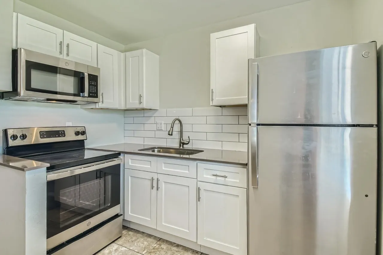 Kitchen, white shaker cabinetry, subway tile backsplash, stainless steel appliances, quartz countertops