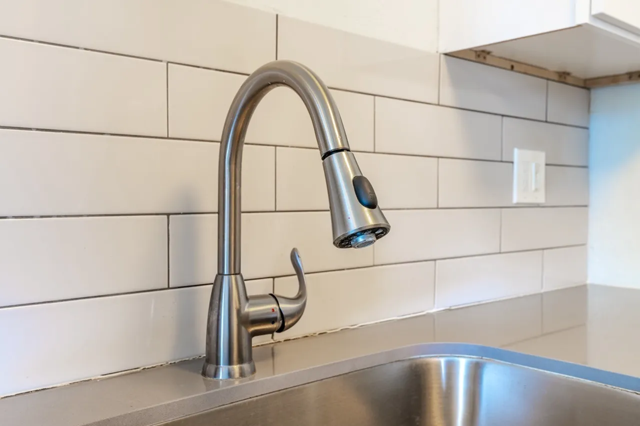 Kitchen, stainless steel faucet with pull-down spray, subway tile backsplash, stainless steel sink