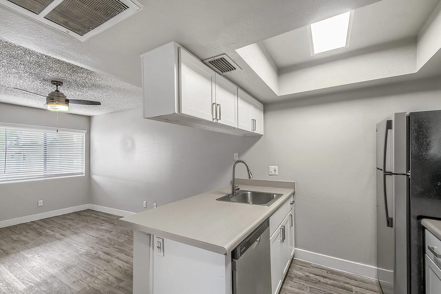 Kitchen peninsula with sink and dishwasher