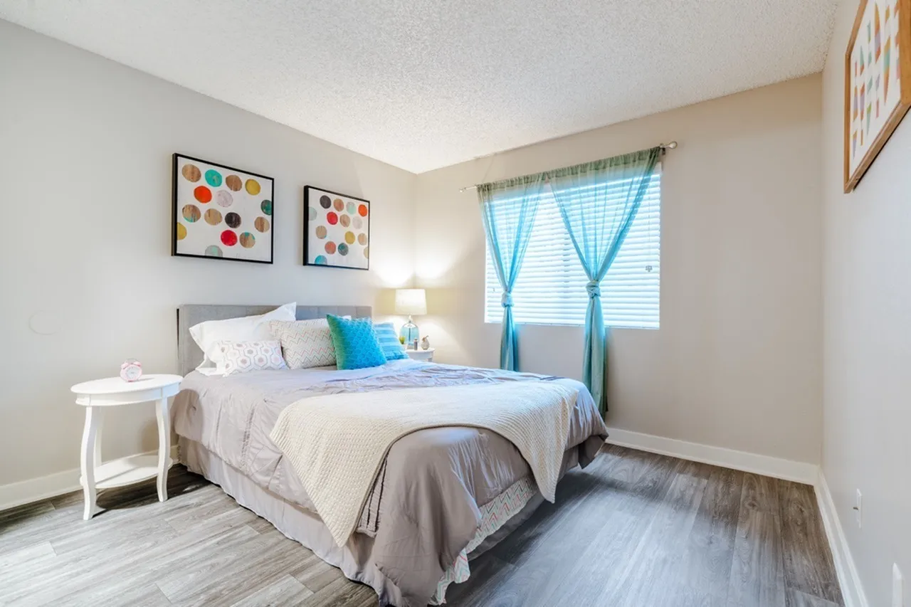 Second bedroom with window and natural light