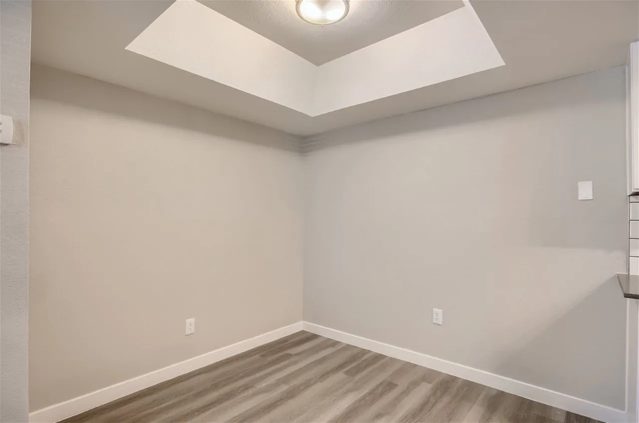 Dining nook with tray ceiling