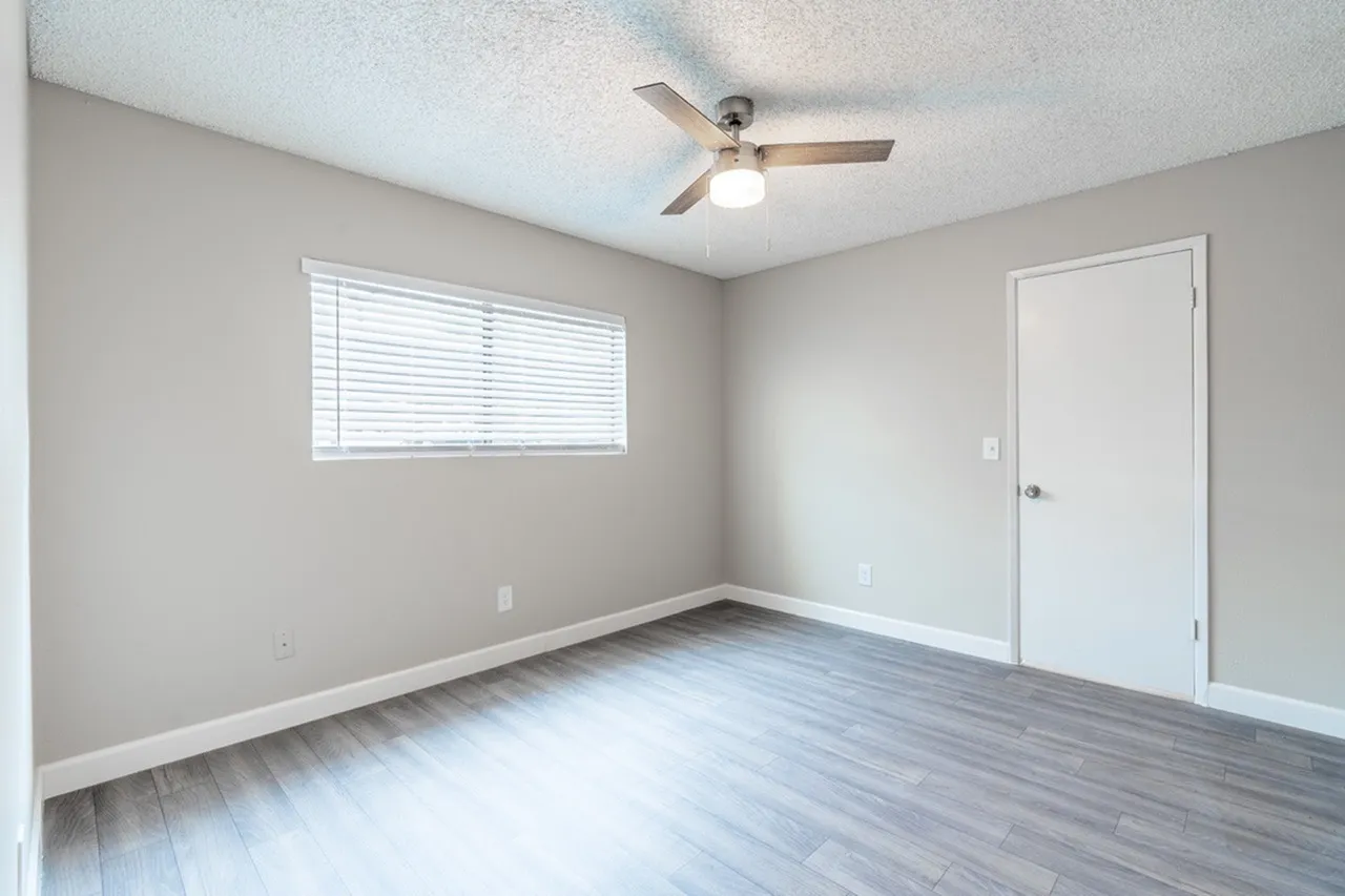 Second bedroom with ceiling fan and closet