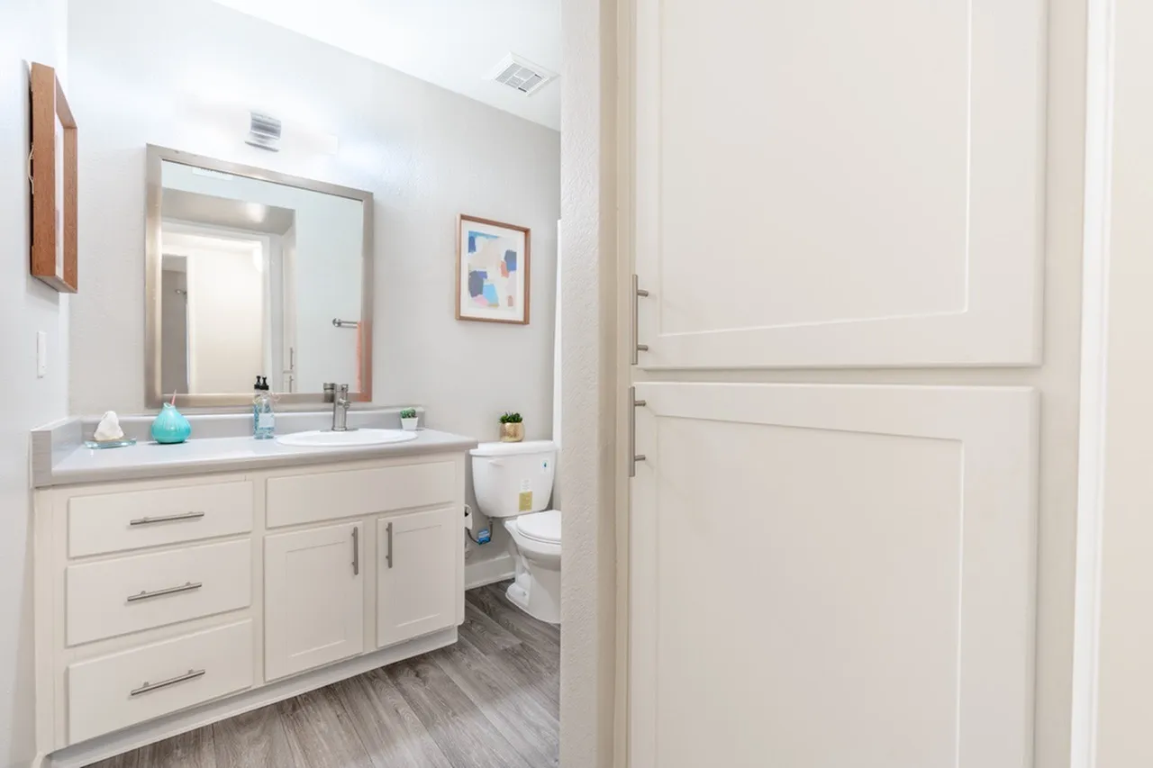 Second bath with single vanity and linen storage