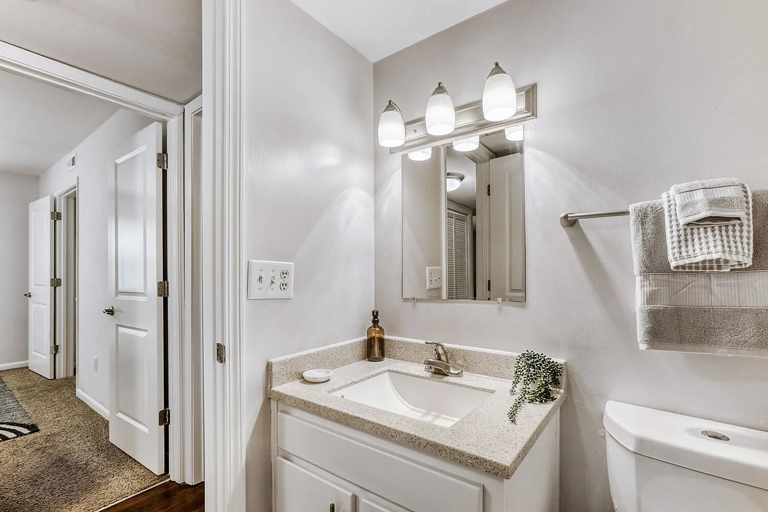 Bathroom, white cabinetry, quartz vanity countertops, pendant lighting, mirror