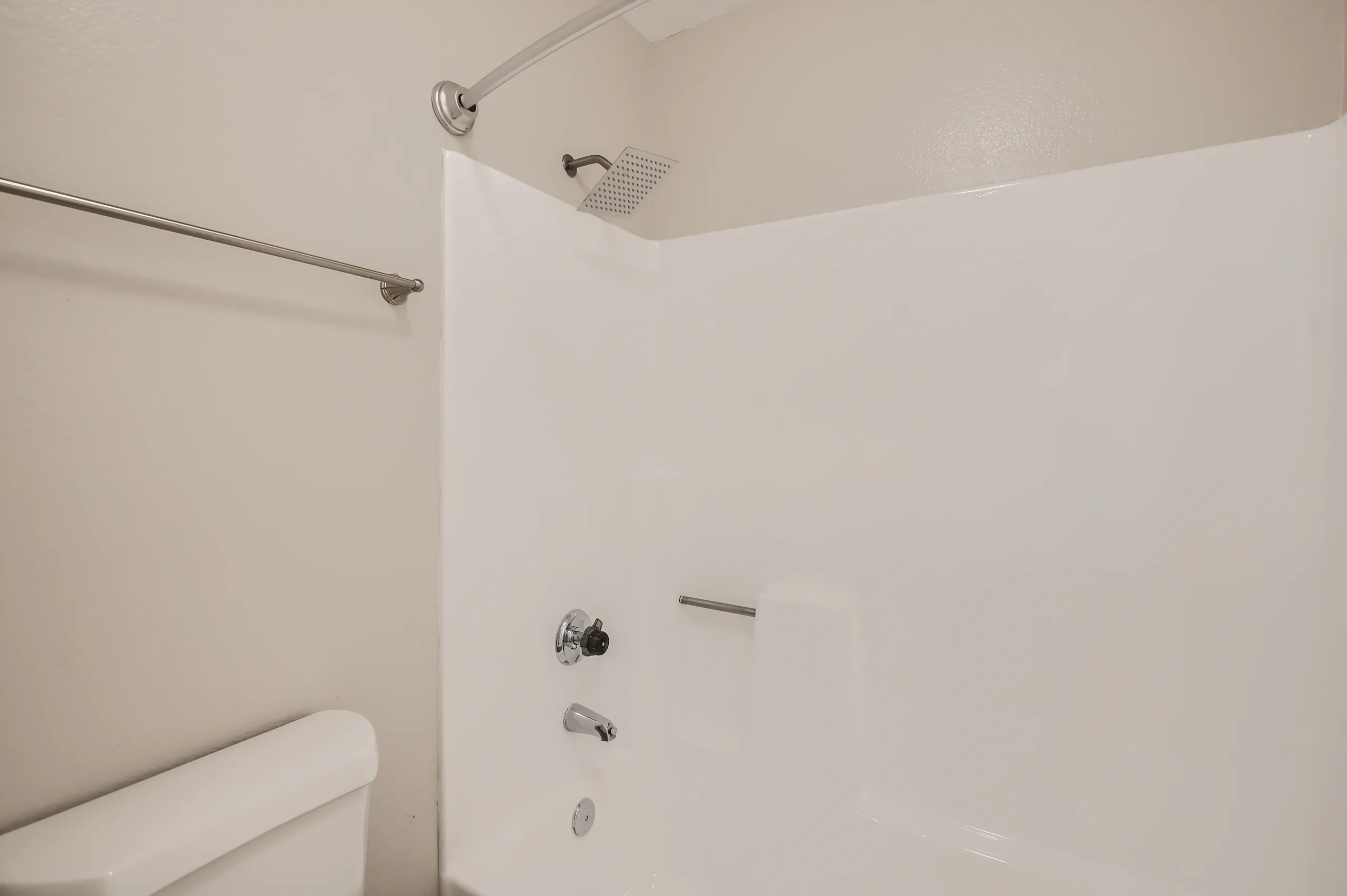 Shower with rain showerhead and tub combo