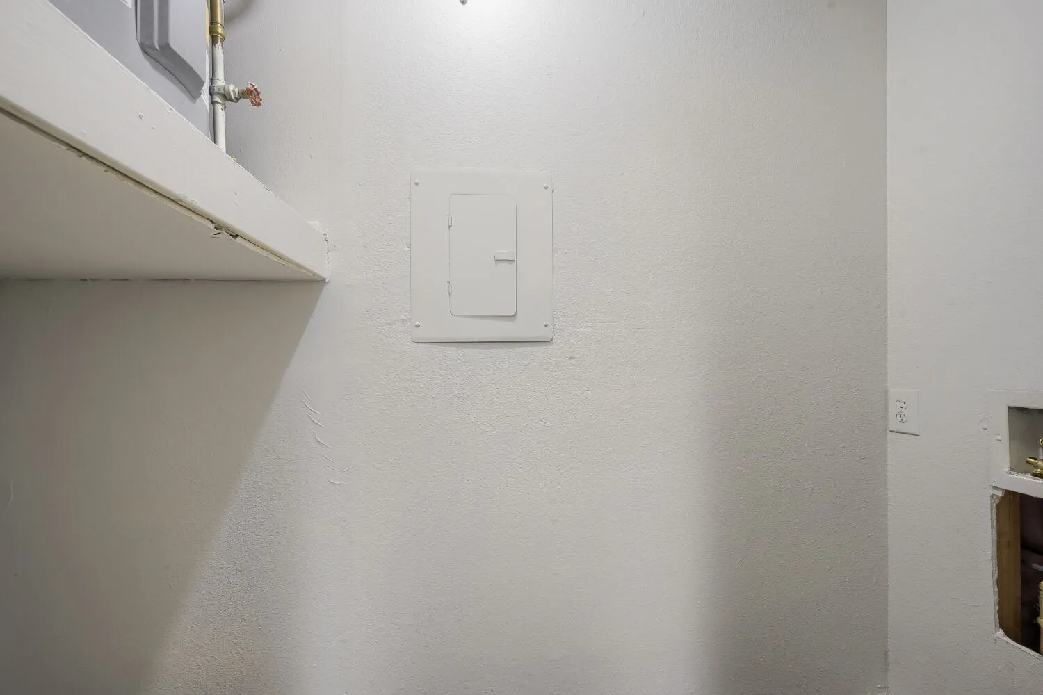 Laundry closet, electrical panel, outlet, hookup space