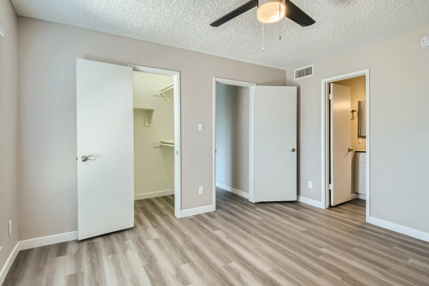 Primary bedroom, ceiling fan, walk-in closet access, en-suite bathroom access