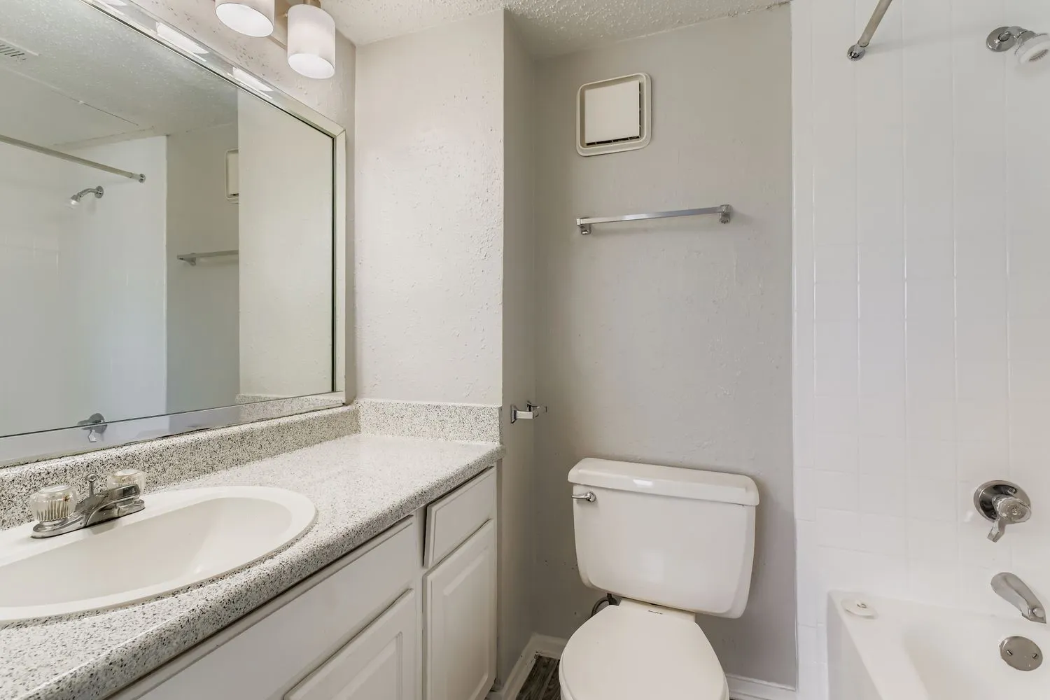 Tub/shower combo, vanity, granite countertop