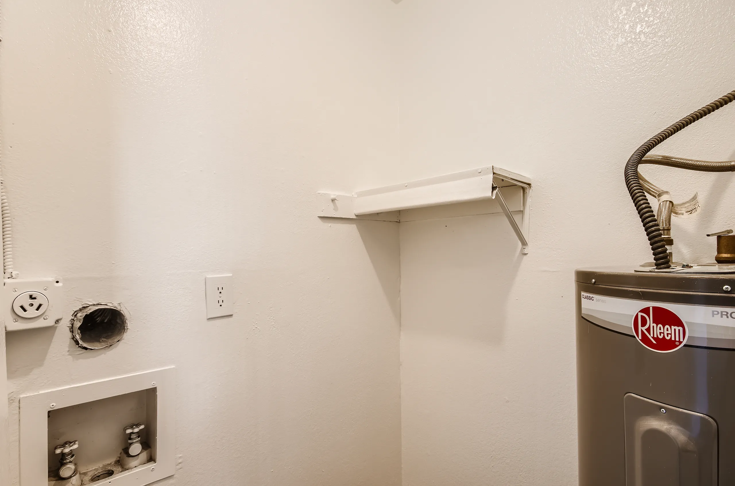 In-unit laundry hookups, water heater