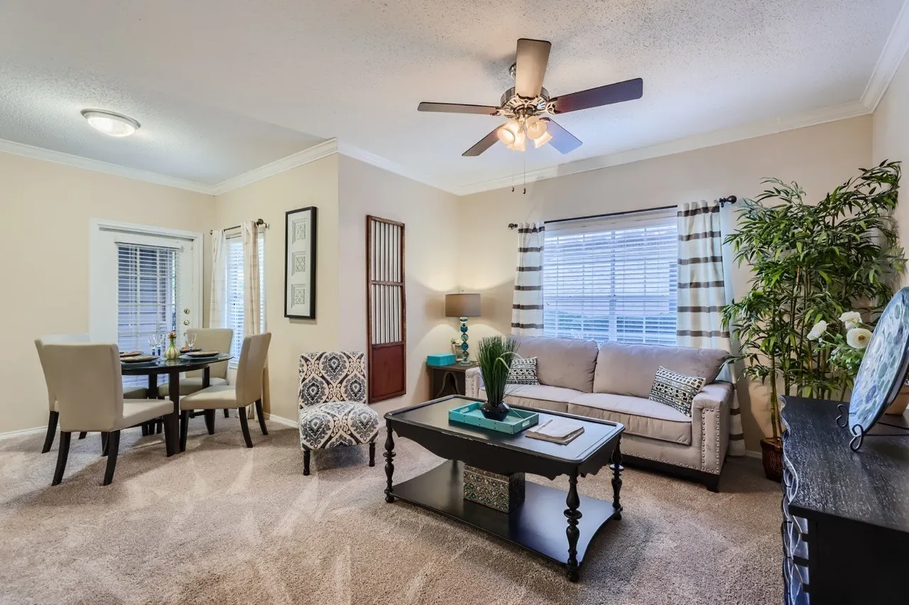 B1 Classic living and dining area, ceiling fan, window with blinds