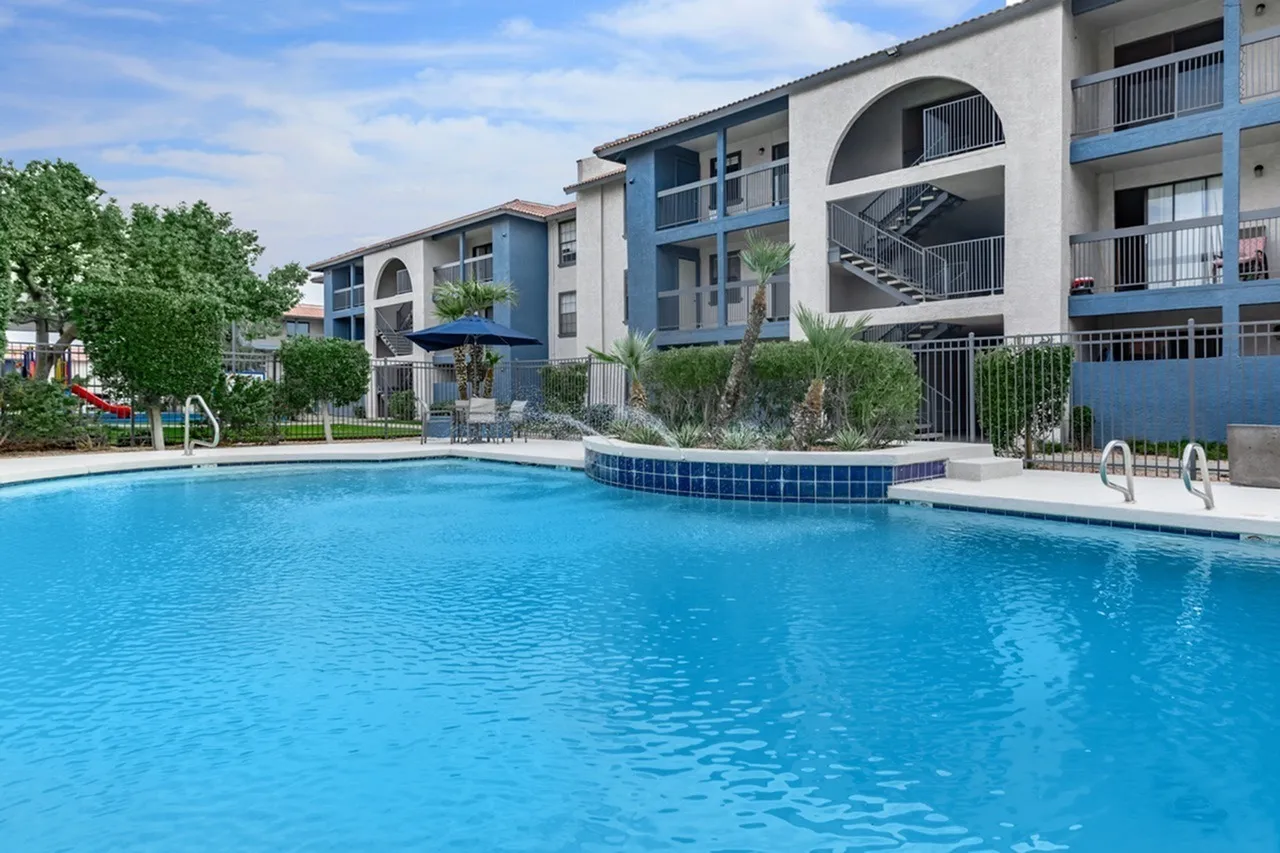 Swimming pool with spa, modern apartment buildings, lounge seating, Phoenix