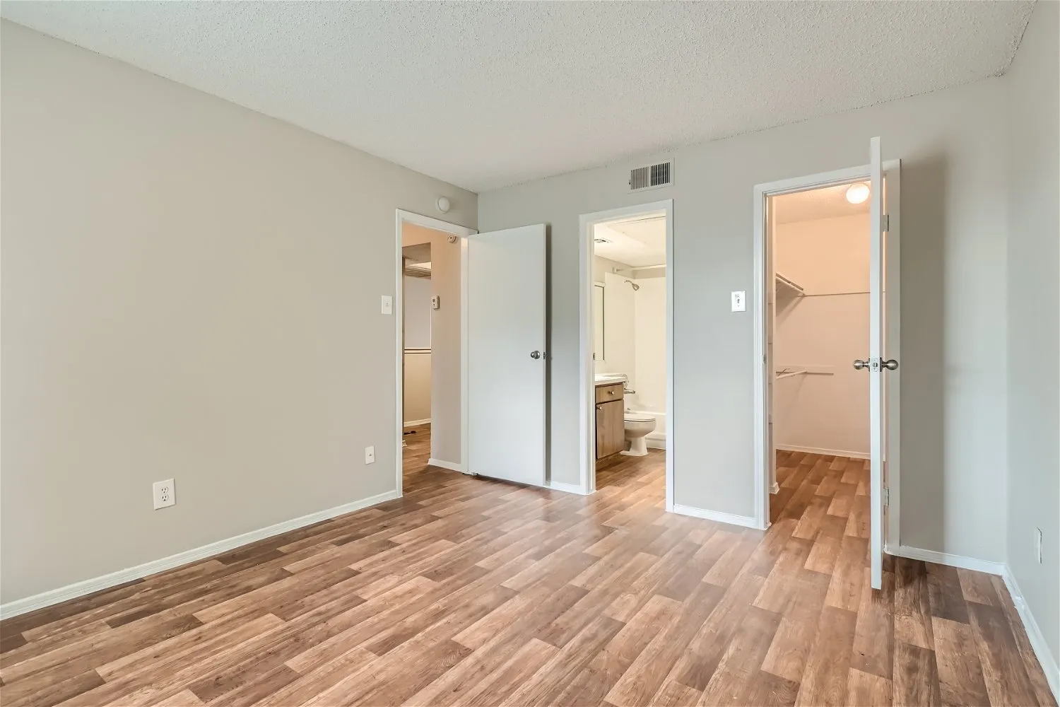 Bedroom, walk-in closet and en-suite bathroom access