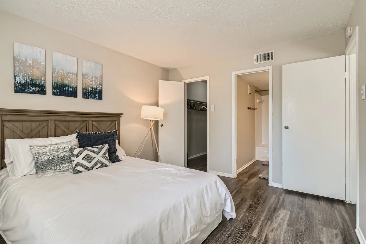 Primary bedroom, walk-in closet and en-suite bathroom access