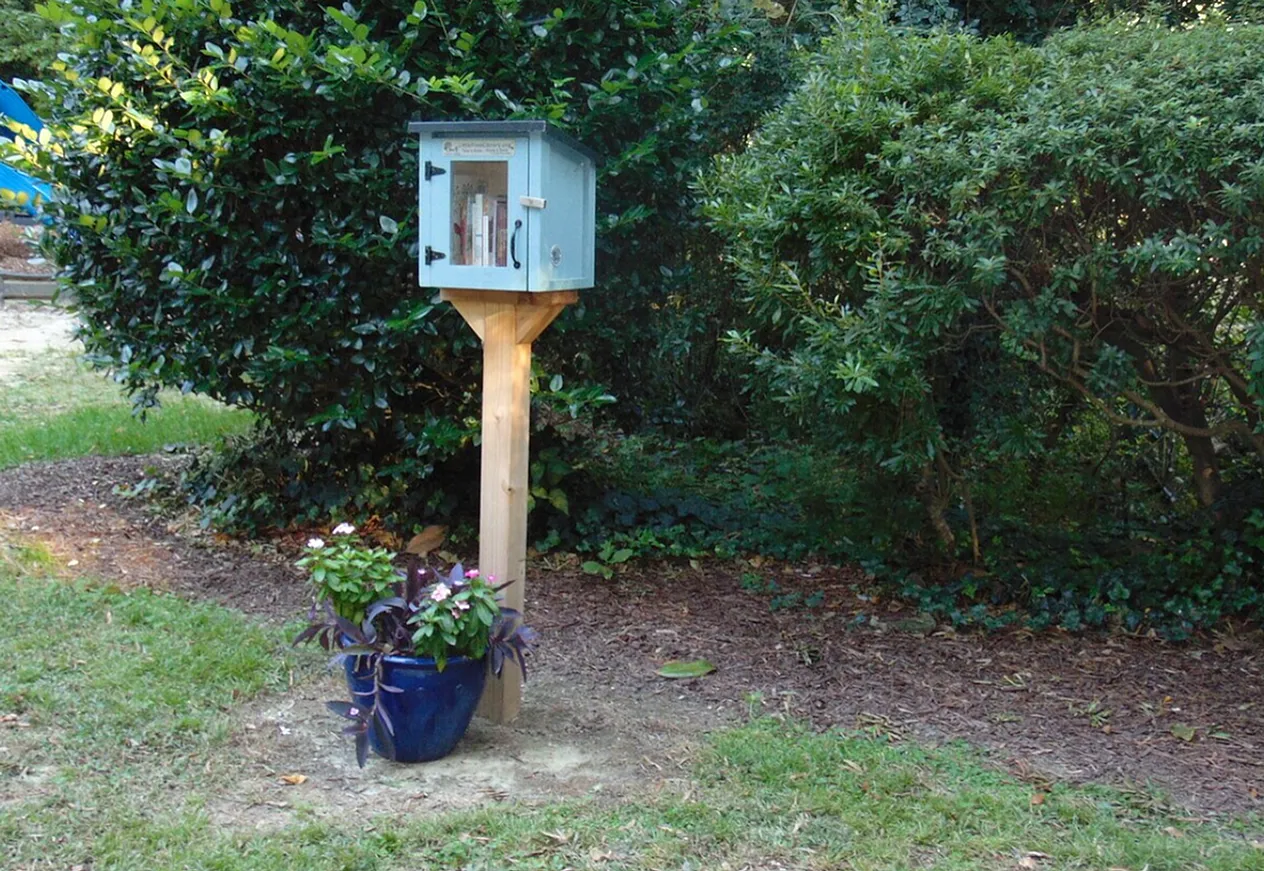 Pedestal mailbox, wooden post, blue planter with flowers, landscaping, mulch, trees
